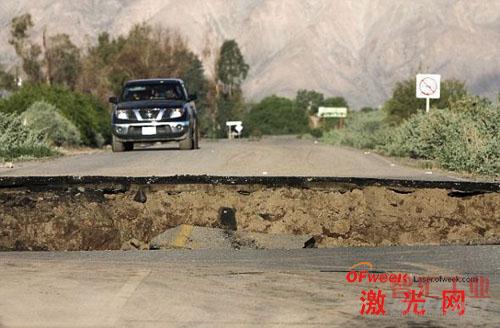 地震給地面造成的破壞：大地震后，墨西哥城市墨西卡利公路上出現(xiàn)一條大裂縫